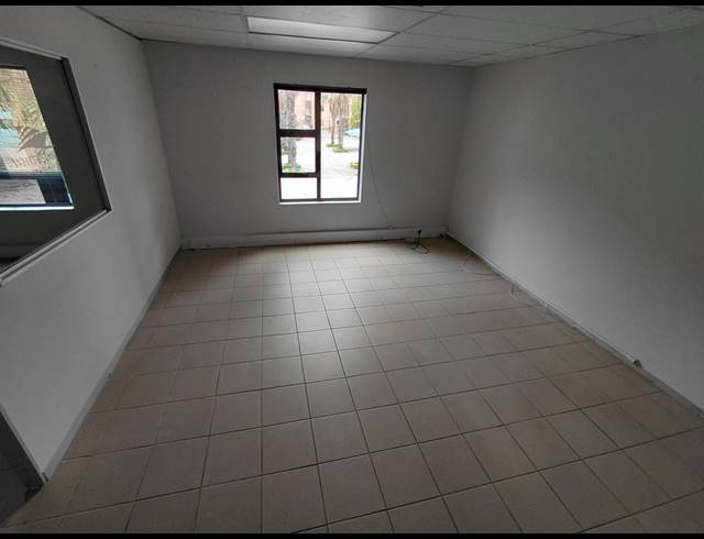 202M² OFFICE TO LET IN FOURWAYS